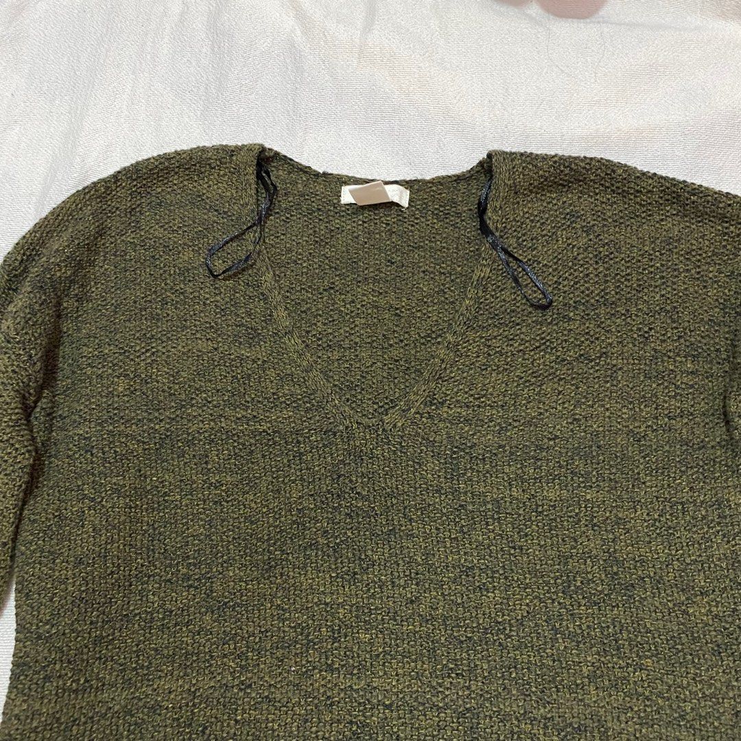 H&M Green Knitted Longsleeves (Category: Longsleeves) located in Quezon City. Submitted by altered_mnl (Listing ID 1295311815, Image 2). Description: fits med to semi large.