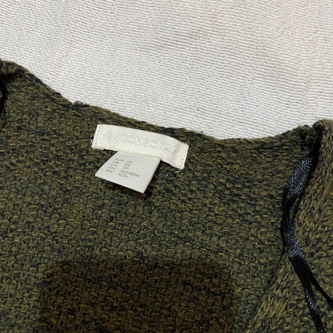 H&M Green Knitted Longsleeves (Category: Longsleeves) located in Quezon City. Submitted by altered_mnl (Listing ID 1295311815, Image 3). Description: fits med to semi large.