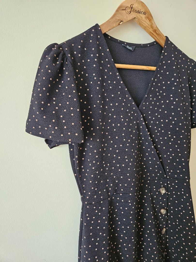 Élan Polka Dress (Category: Dresses) located in Paranaque City. Submitted by icabelulia (Listing ID 1295242408, Image 3). Description: .