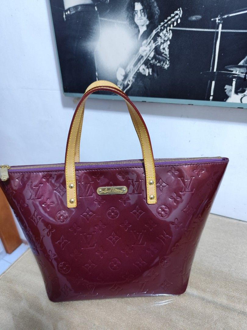 Lv vernis bellevue pm (Category: Luxury Bags & Wallets) located in Manila. Submitted by mistej (Listing ID 1295335337, Image 2). Description: lv vernis bellevue pm size in good use condition no inclusion japan thrifted no isue.
