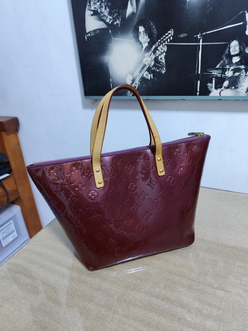 Lv vernis bellevue pm (Category: Luxury Bags & Wallets) located in Manila. Submitted by mistej (Listing ID 1295335337, Image 3). Description: lv vernis bellevue pm size in good use condition no inclusion japan thrifted no isue.
