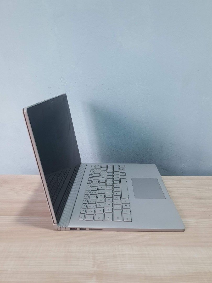 Microsoft Surface Book i56300U 8GB Ram 256GB SSD 1GB Nvidia 940M 3K