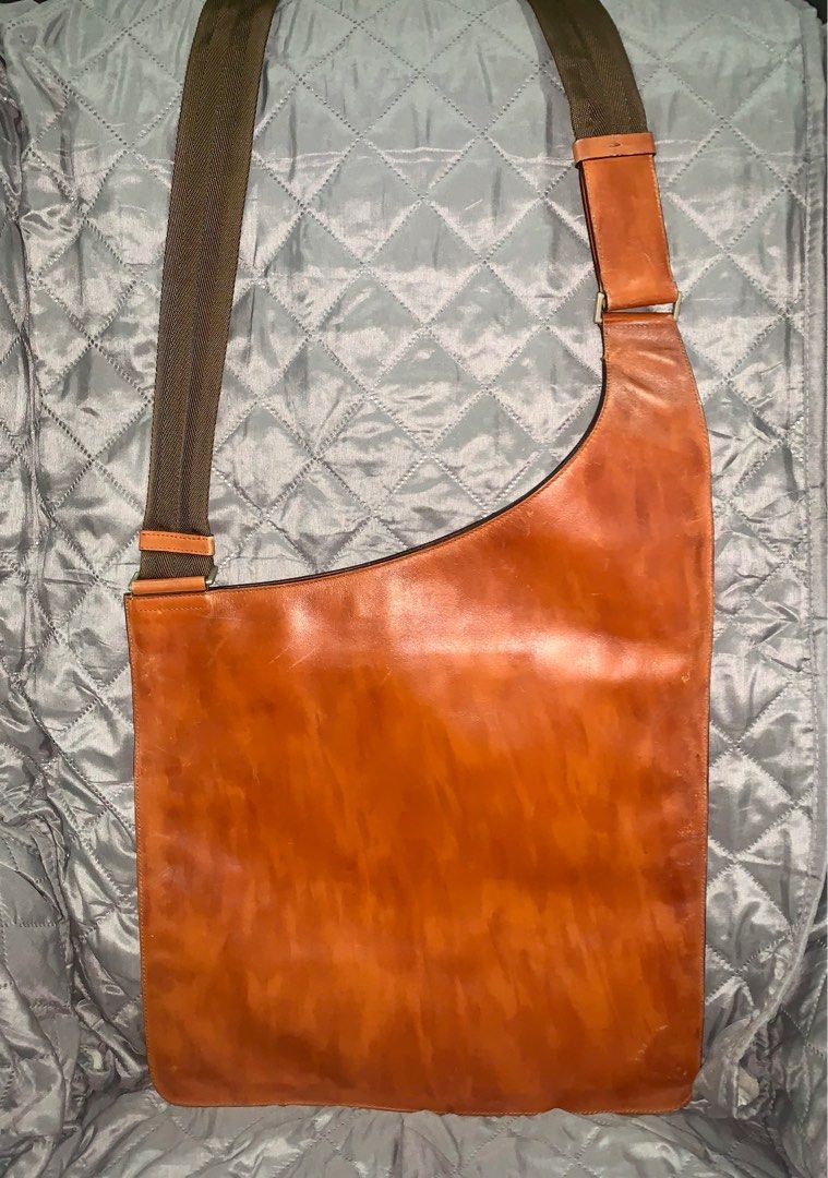 Prada Messenger Bag (Category: Luxury Bags & Wallets) located in Manila. Submitted by verrts (Listing ID 1295282685, Image 3). Description: Authentic Prada Messenger Bag Pre-loved; .