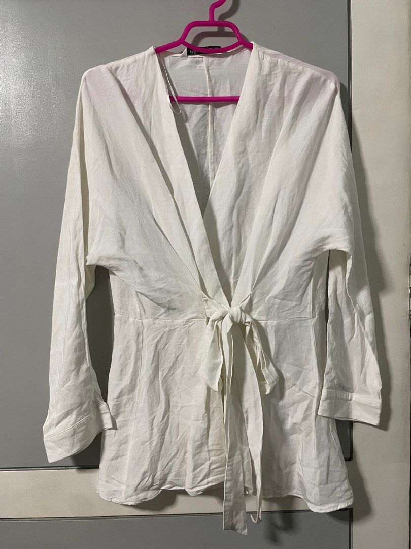 Zara White Longsleeve Top (Category: Longsleeves) located in Manila. Submitted by hermosa.ph (Listing ID 1295344165, Image 1). Description: needs iron.