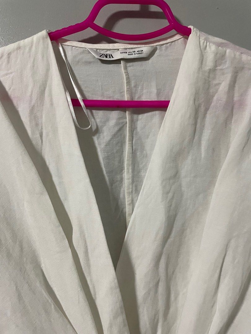 Zara White Longsleeve Top (Category: Longsleeves) located in Manila. Submitted by hermosa.ph (Listing ID 1295344165, Image 2). Description: needs iron.