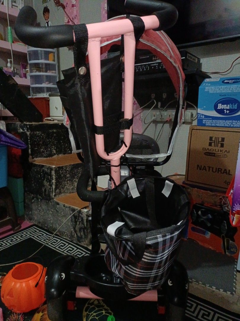 Bike Strollers for kids (Category: Strollers) located in Pasay City. Submitted by issay10 (Listing ID 1295386538, Image 3). Description: RFS: papalitan ng natutupi po.. Kaya benta nalang issue may butas lang Yung basket napagtripan ng mabait....