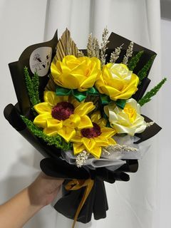 bouquet of sunflower and roses
