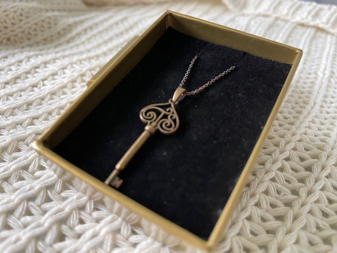 Fearless Vault Key Necklace - Taylor Swift Merch (Category: Western Merchandise) located in Muntinlupa City. Submitted by esmebr (Listing ID 1295363242, Image 2). Description: Official merchandise during Fearless TV release. Item Condition: Brand new, never used. Though, the necklace has some discoloration. RFS: Selling some of my collections Payment Method: Bank Transfer.