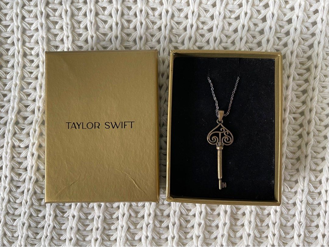 Fearless Vault Key Necklace - Taylor Swift Merch (Category: Western Merchandise) located in Muntinlupa City. Submitted by esmebr (Listing ID 1295363242, Image 1). Description: Official merchandise during Fearless TV release. Item Condition: Brand new, never used. Though, the necklace has some discoloration. RFS: Selling some of my collections Payment Method: Bank Transfer.