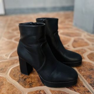 High heeled platform boots in black (Size 9)