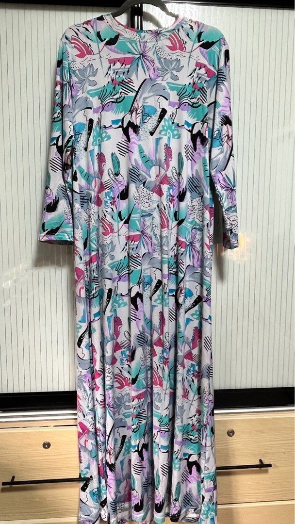 Long Dress (Category: Dresses) located in Singapore. Submitted by yy8brg74qt27117 (Listing ID 1295517841, Image 3). Description: .