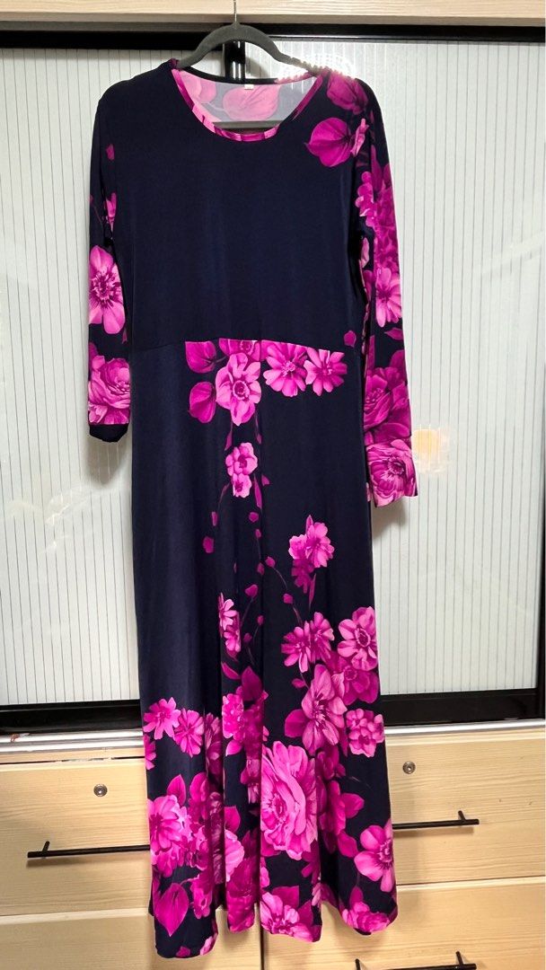 Long Dress (Category: Dresses) located in Singapore. Submitted by yy8brg74qt27117 (Listing ID 1295517841, Image 2). Description: .