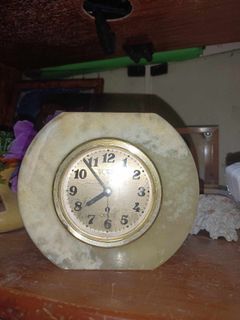 Marble qwarts clock with table marble