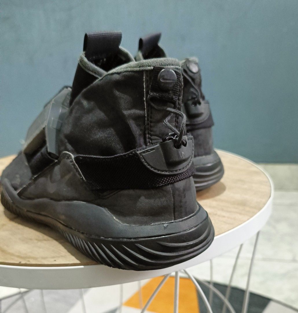 Nike Komyuter Triple Black 41 Fesyen Pria Sepatu Sneakers di Carousell