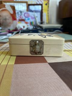Shell-made jewelry box (dainty)