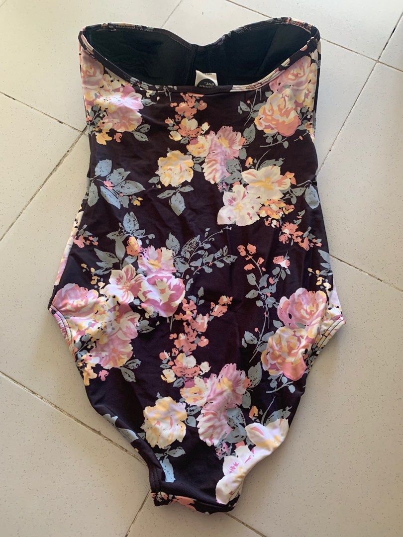 Tube One piece swimsuit (Category: Bikinis & Swimsuits) located in Bulacan. Submitted by stashofjas (Listing ID 1295371051, Image 2). Description: no flaws push up bra medium-large .
