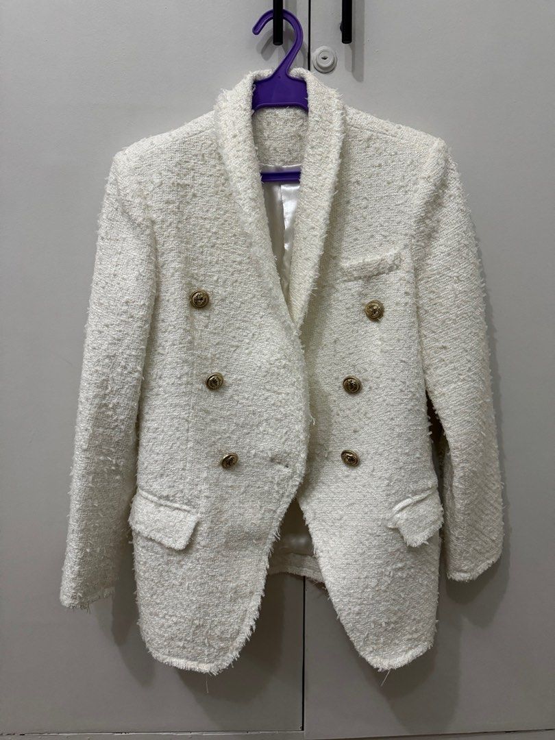 White Blazer (Category: Coats, Jackets and Outerwear) located in Manila. Submitted by randomxdump (Listing ID 1295379142, Image 2). Description: 15” shoulders Please see photo for minor issue Bought for 7,500 Rfs: too small for my shoulders Payment thru BPI SF not included.