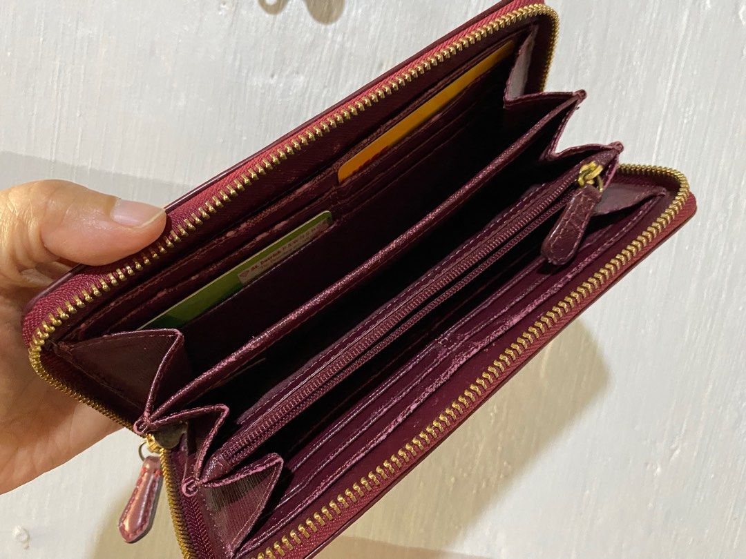 Coach (Category: Wallets & Card holders) located in Tarlac. Submitted by browna9 (Listing ID 1295541046, Image 3). Description: Auth coach zip wallet Naka stock lang po Me kunting stain s hrap pero hindi halata Kanya mura na sya Free ship via j&t.