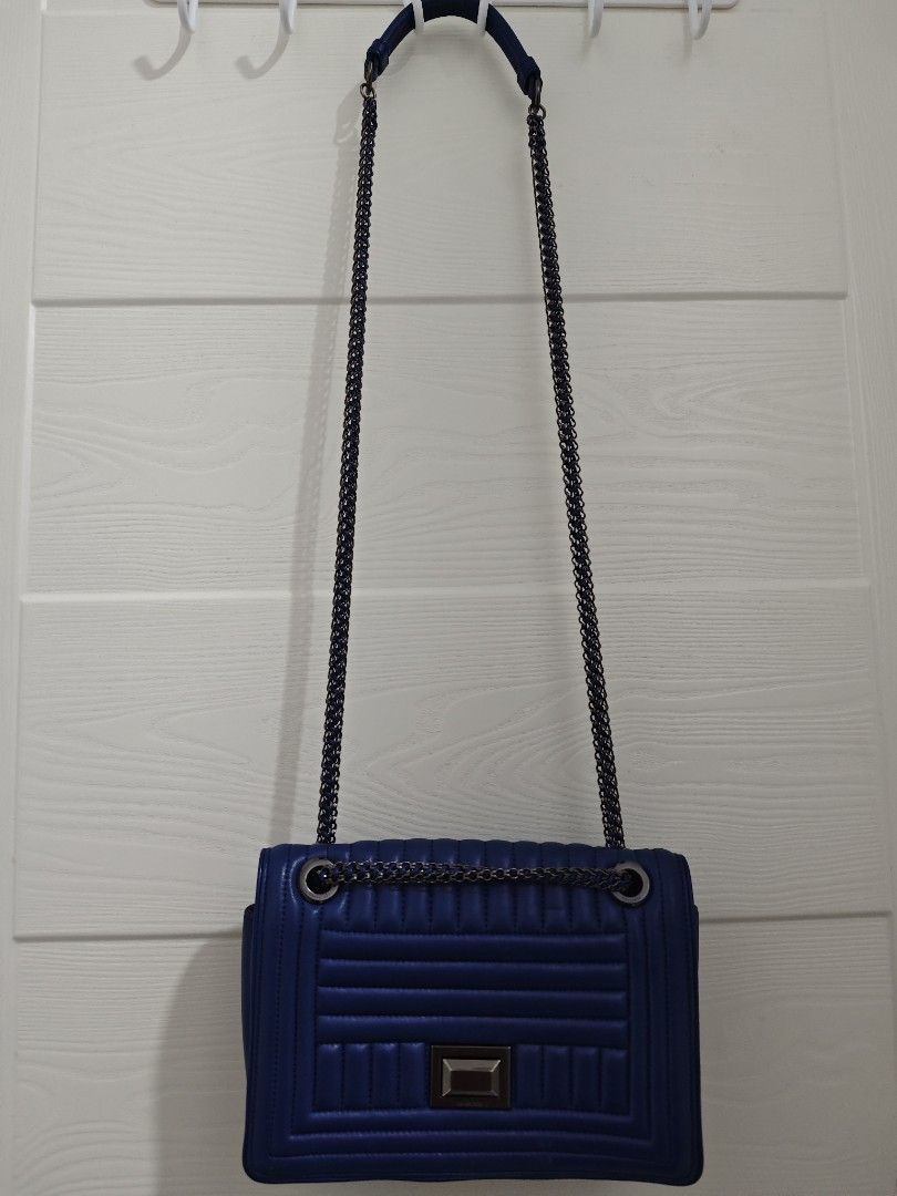 Couronne Quilted crossbody bag (Category: Cross-body Bags) located in Malabon City. Submitted by angelyckaa (Listing ID 1295587297, Image 3). Description: Couronne Quilted crossbody bag -Signs of used due to storage - Rubber lining intact - Sale already from 1500 Sale already from 1500 due to 1 rub MOP : Gcash, BDO.