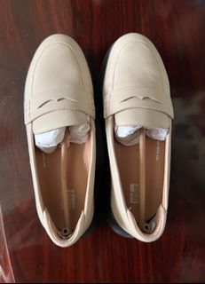 Fitflops cream loafers size US 5