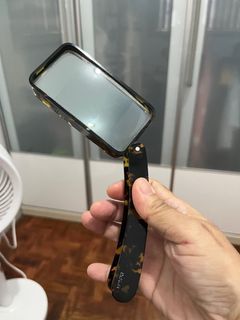 Foldable magnifying glass