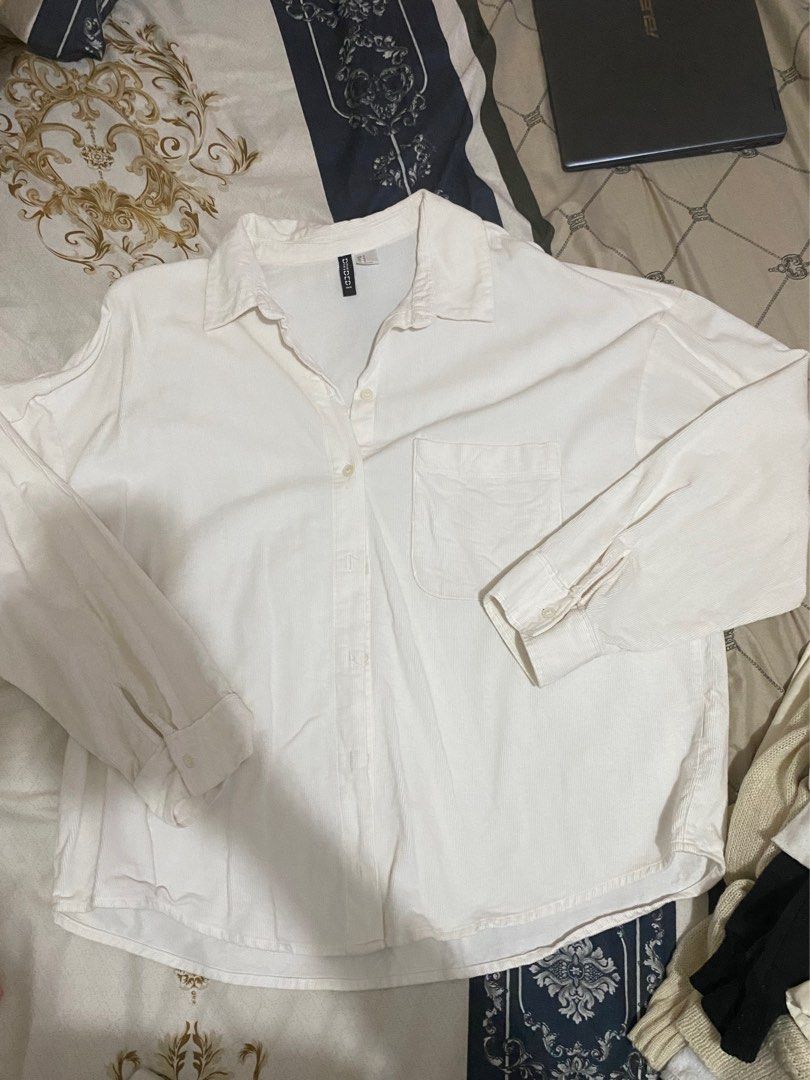 H&M Corduroy Longsleeve White (Category: Longsleeves) located in Dinalupihan. Submitted by zyieone (Listing ID 1295555817, Image 3). Description: Bought for around 2k at SM Central, Olongapo last December Worn once only, good as new Good for layering or as is RFS: Decluttering// Not my style na hehe Price still negotiable .