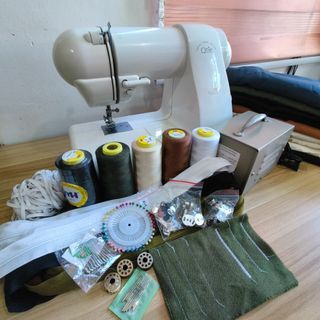 Japan Qtie Singer Sewing Machine plus Materials