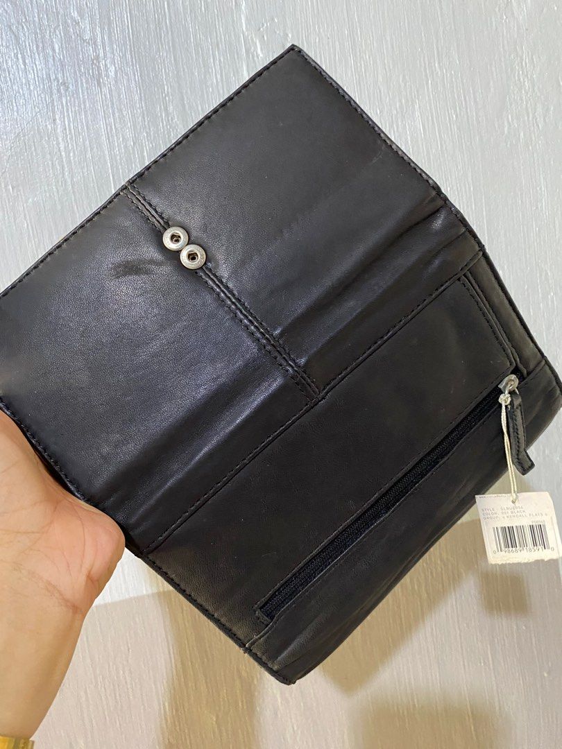 Liz claiborne (Category: Wallets & Card holders) located in Tarlac. Submitted by browna9 (Listing ID 1295542607, Image 3). Description: Leather New ito pero naka tambak lang kc With tag pa xa & with box Trifold xa Free ship via j&t Murang mura na besh!.