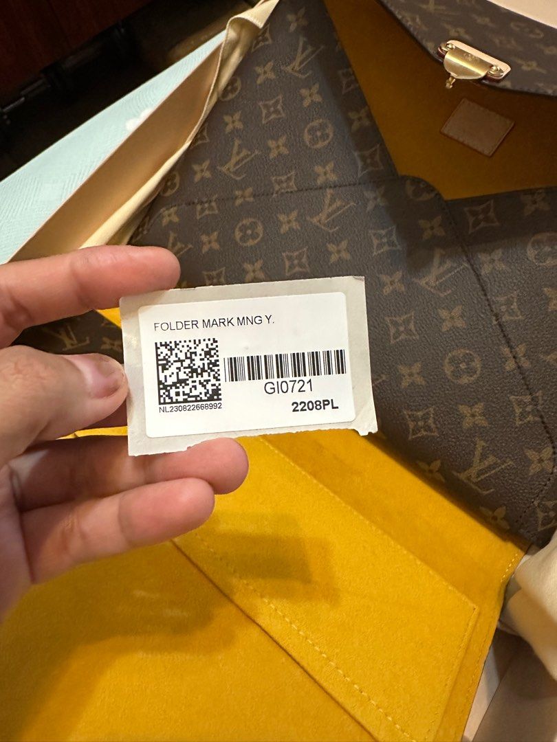 LV MARK FOLDER MONOGRAM (Category: Luxury Bags & Wallets) located in Tagaytay City. Submitted by prelovedluxeries (Listing ID 1295619224, Image 2). Description: 💯 % original With mesh bag and box With searchable code Protective film on hardware still intact Brand new/never been used RFS: Gifted to me but not really my style.
