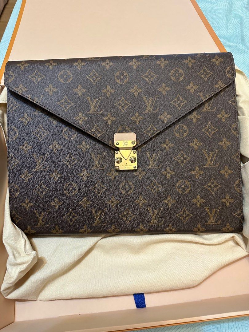 LV MARK FOLDER MONOGRAM (Category: Luxury Bags & Wallets) located in Tagaytay City. Submitted by prelovedluxeries (Listing ID 1295619224, Image 1). Description: 💯 % original With mesh bag and box With searchable code Protective film on hardware still intact Brand new/never been used RFS: Gifted to me but not really my style.