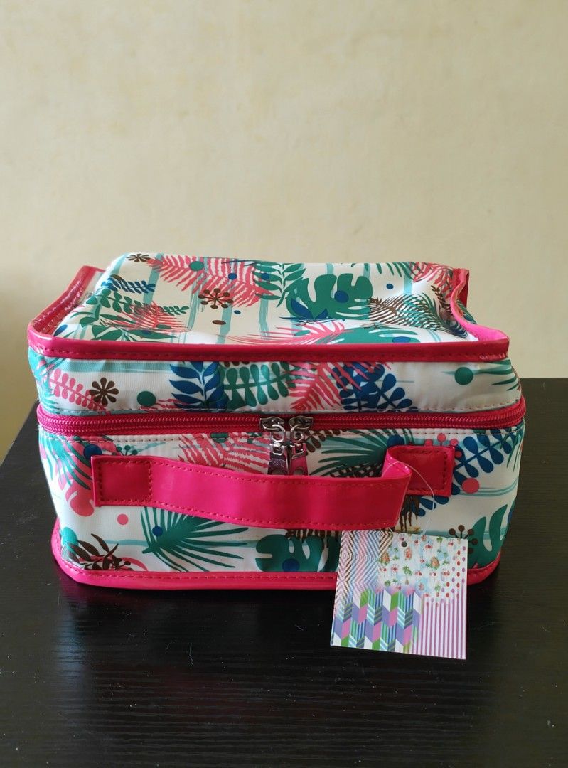 Make Up Bag (Category: Accessory holder, box & organizers) located in Singapore. Submitted by damatur (Listing ID 1295586513, Image 1). Description: Multiple purpose make up bag. Clearing for space. Self collect. Not for fussy buyers.