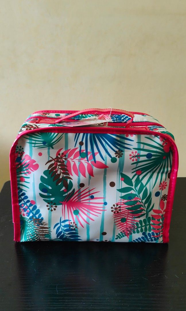 Make Up Bag (Category: Accessory holder, box & organizers) located in Singapore. Submitted by damatur (Listing ID 1295586513, Image 2). Description: Multiple purpose make up bag. Clearing for space. Self collect. Not for fussy buyers.