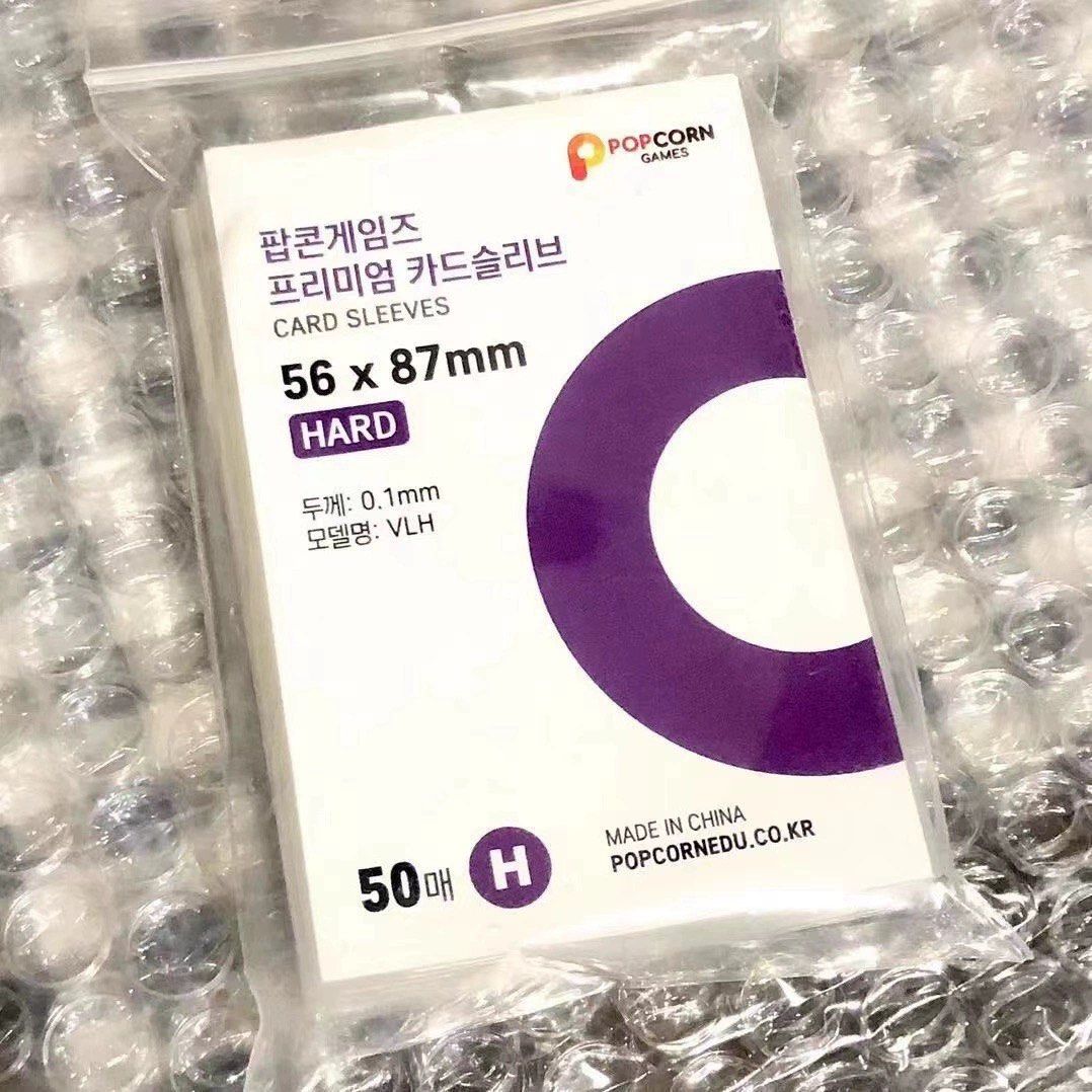 [長期現貨]✨低至$5包‼️ 爆米花Popcorn透明卡膜 卡套 小卡追星 明星 紫色 餅卡 透明卡套 小卡 韓國 韓星 50張 批發價 （分類：遊戲週邊商品）位於 Hong Kong。 由 sellandbuy333 提交（商品編號 1295667612，圖片 2）。簡介： 現貨💟紫色Popcorn透明卡膜 56*87mm 一包有50張 1包👉🏻$6 5包👉🏻$28 6包或以上每包$5 💜紫色透明卡膜可放韓國專輯小卡、應援小卡、分裝卡等 ⚠️包裝顯示紫色卡套為56*87mm（3吋)，但量度標準可能唔一樣，可能有偏大或偏小1mm嘅差別。 ———————————— 現貨🍀綠色Popcorn 透明卡膜 63.5*88mm 一包有50張 1包👉🏻$7 5包👉🏻$33 6包或以上每包$6 💚綠色透明卡膜可放小馬寶莉卡 ⚠️包裝顯示綠色卡套為63.5*88mm（3.5吋)，但量度標準可能唔一樣，有偏大或偏小1mm嘅差別。 ———————————— 現貨🍊橙色Popcorn