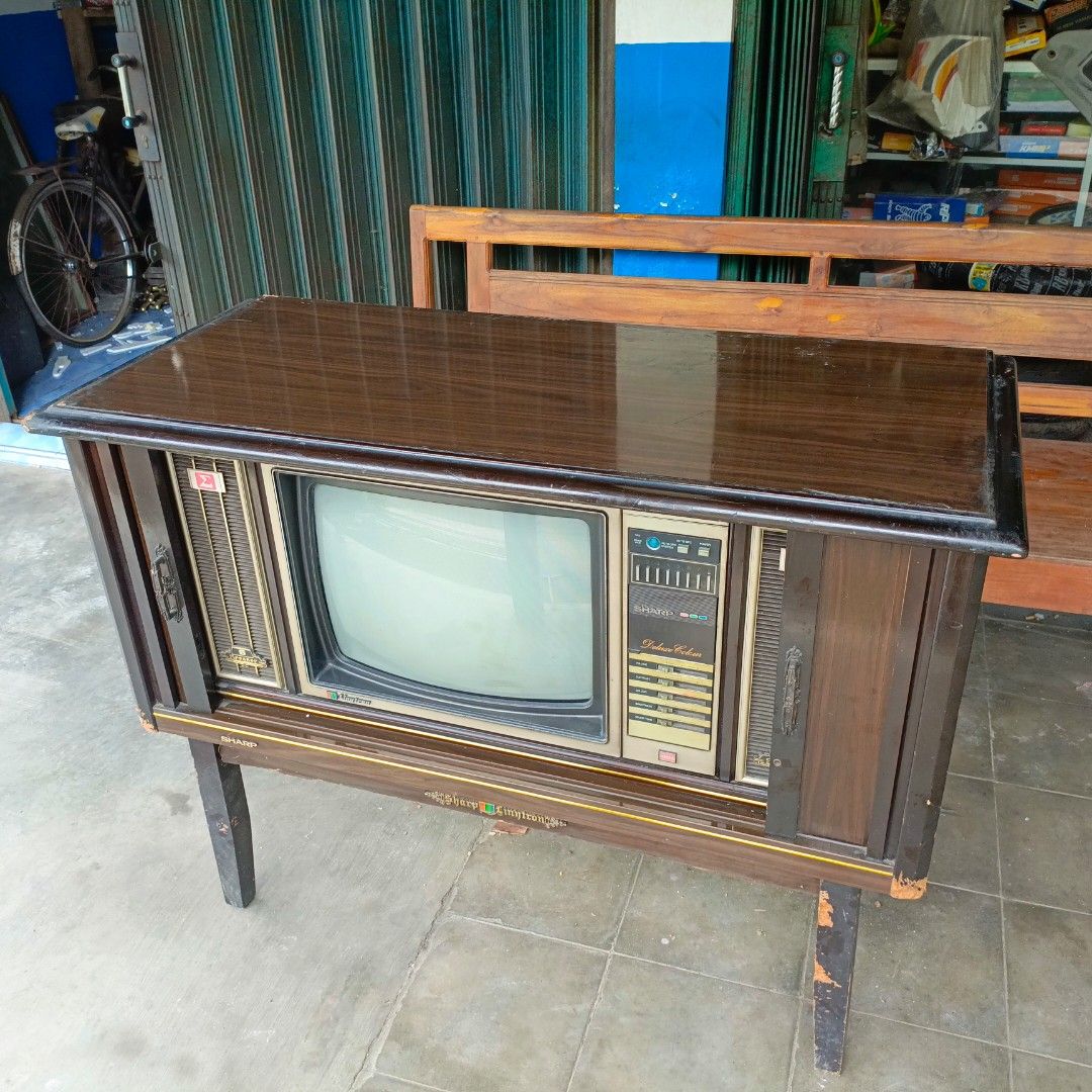 Tv kayu sharp antik jadul, Antik, Pajangan di Carousell