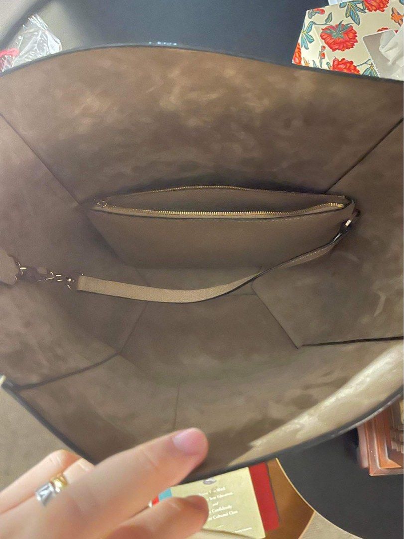 Valextra Soft Bucket Medium Bag (Category: Luxury Bags & Wallets) located in Mandaluyong City. Submitted by olachicoas (Listing ID 1295572448, Image 3). Description: 100% Authentic Valextra Soft Bucket Medium Bag or money back guarantee Best lightweight bag. Its practical to use. This is the Hermes of Italy. Perfect Silent Luxury Bag. I bought this in Paris Printemps. With ample space for all everyday essentials, the Bucket Medium is a 9-to-5 fav