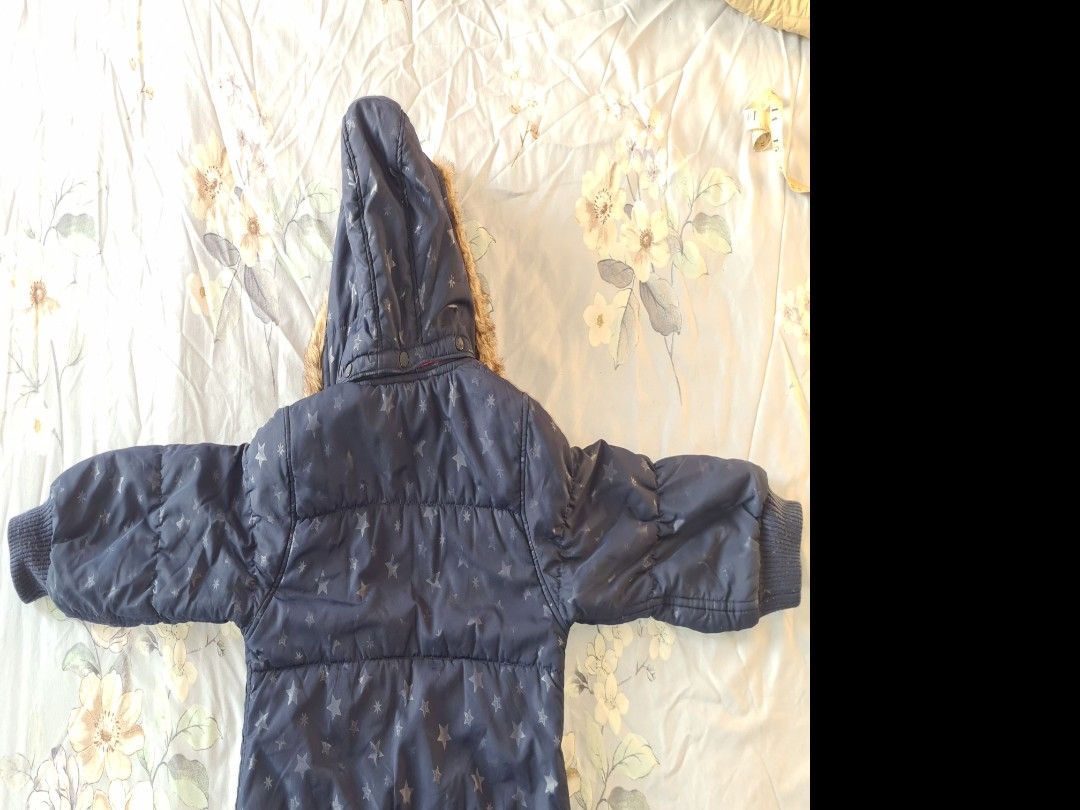 Winter Jacket (Category: Coats, Jackets and Outerwear) located in Kuala Lumpur. Submitted by aero_solitude (Listing ID 1295697910, Image 2). Description: Travelling jacket, great for overseas trip (winter, autumn). Sleeves 41cm Shoulder 33cm Length 51cm.