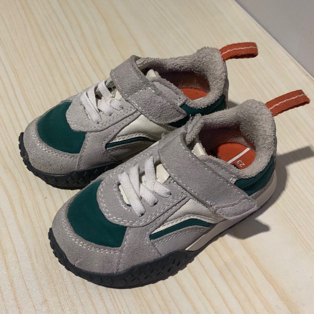 Zara Sneakers for Toddler (Category: Babies & Kids Fashion) located in Manila. Submitted by declutterwju (Listing ID 1295635733, Image 1). Description: Zara Sneakers ~ size 23 ~ original price is around 1,500 ~ no issue rfs: naitambak lang hanngat sa hindi na mag-kasya 🥲.