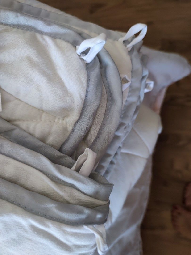 Akemi tencel lite king size quilt (Category: Bedding & Towels) located in Singapore. Submitted by zestie (Listing ID 1290880809, Image 2). Description: Well used for about 2 yrs. no noticeable flaws and in good condition. light comfort memory feel series and not too hot. meet up at redhill mrt station or nearby to deal..