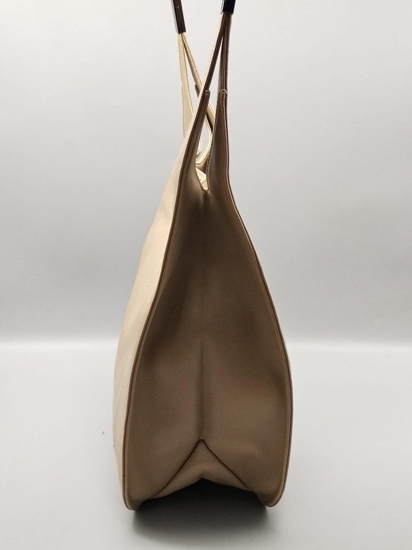 Authentic Gucci bag (Category: Luxury Bags & Wallets) located in Manila. Submitted by chloe_luxuries (Listing ID 1290968544, Image 2). Description: Guaranteed original gucci shoulder bag Still in good condition No inclusion bag only Pm for more details.
