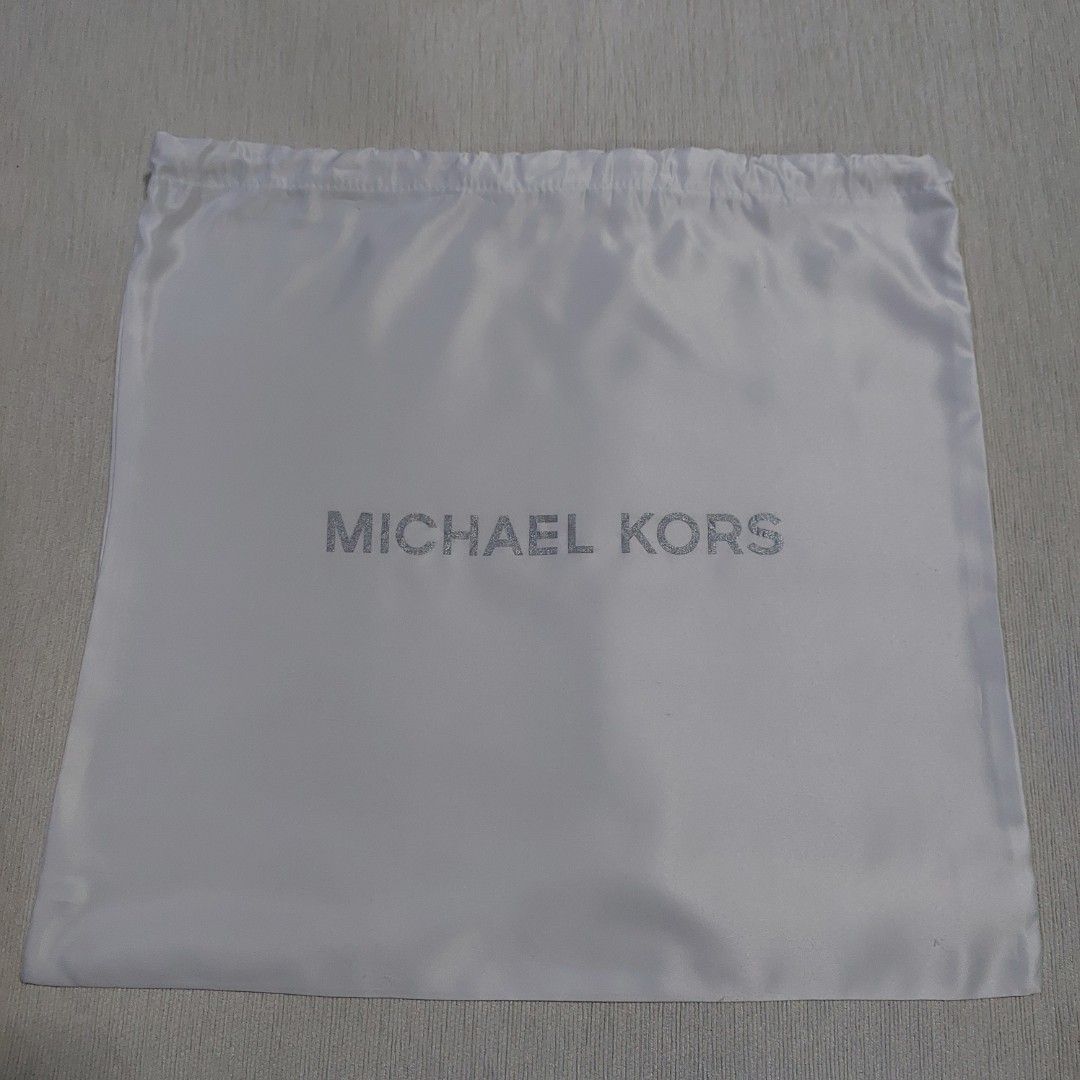 Authentic Michael Kors MK dust bag 15x15.5 (Category: Luxury Bags & Wallets) located in Manila. Submitted by jfluxury.co (Listing ID 1290808233, Image 2). Description: excellent condition no flaws bought in Japan 🇯🇵 💯% Authentic. 😊 Money back guarantee. 😊 Clean and ready to use na po.