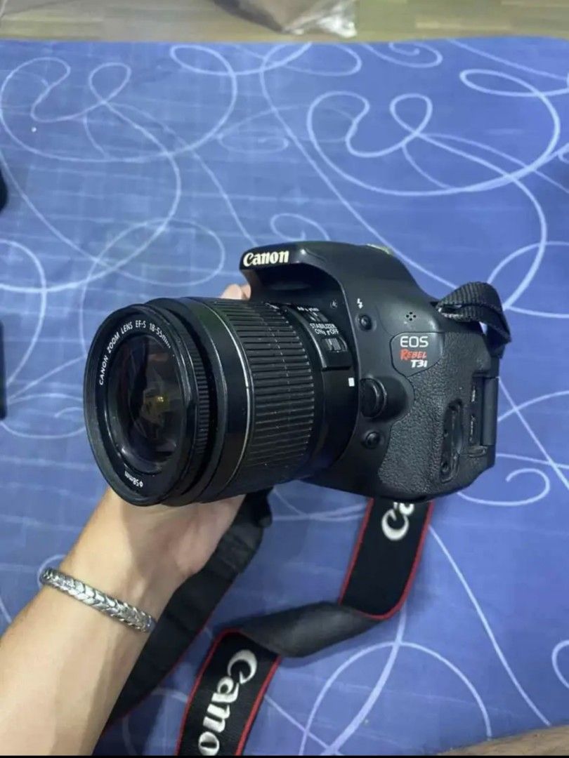 Canon 600D (Category: Cameras) located in San Miguel. Submitted by violetchachki.i.i (Listing ID 1290862854, Image 1). Description: 600D/ T3I/ Kiss x4 COMPLETE SET flip screen Super suoer slight vignette - bag - strap rfs: need funds for my surgery - 2 batteries -charger.