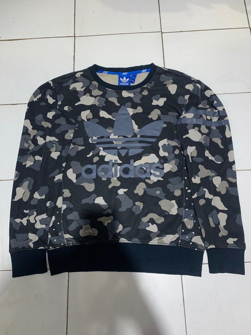 Crewneck adidas camo, Fesyen Pria, Pakaian Atasan di Carousell