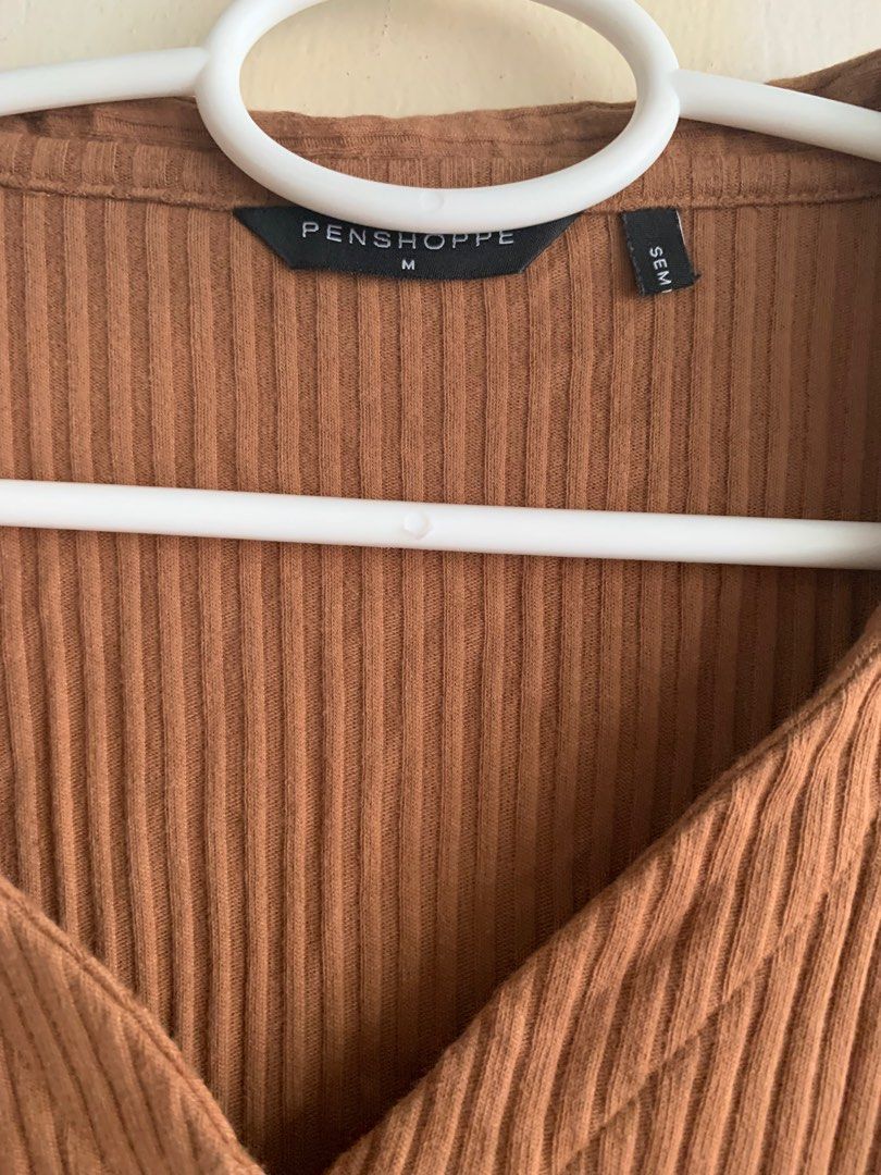 Crop long sleeves (Category: Longsleeves) located in Caloocan City. Submitted by siobabe (Listing ID 1290852910, Image 2). Description: penshoppe used once.