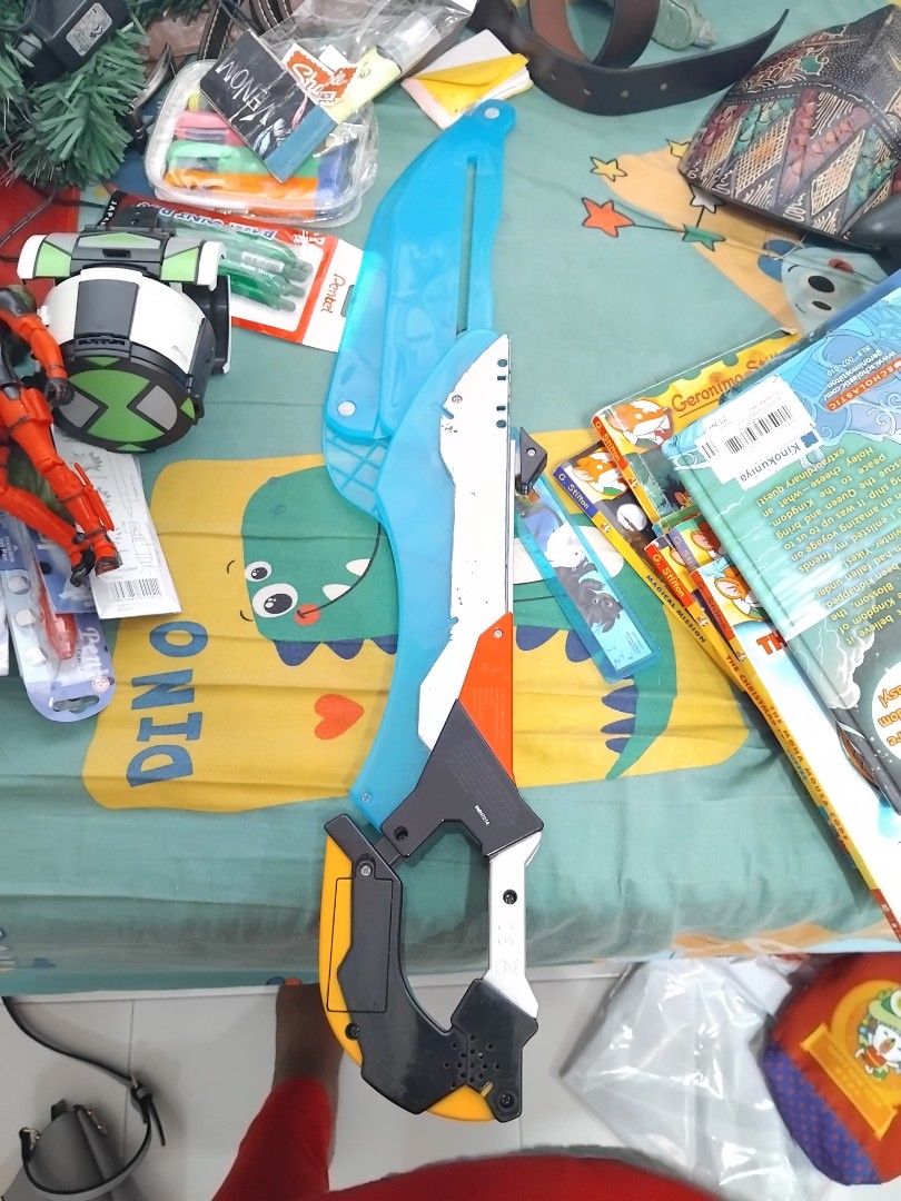Extendable sword (Category: Action & Battle Toys) located in Singapore. Submitted by jayashreerekham513 (Listing ID 1290872885, Image 1). Description: .