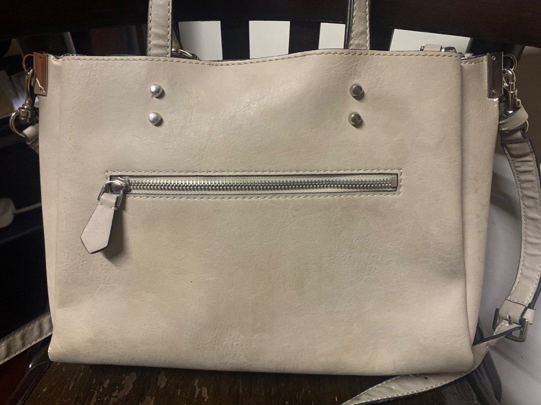 GENUINE GUESS BAG slightly used (Category: Shoulder Bags) located in San Juan City. Submitted by mjstuff2go (Listing ID 1290943953, Image 3). Description: I took photos of the exterior and interior for reference of signs of usage. Still in good condition. 2way bag. .