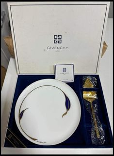 Givenchy
Cake Platter & Spatula
Unused
With box