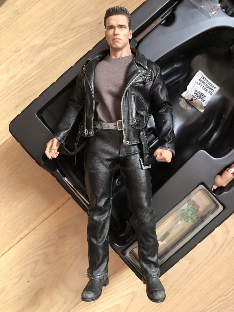Hot Toys 1/6 Scale MMS117 MMS 117 Terminator 2 Judgment Day - T800