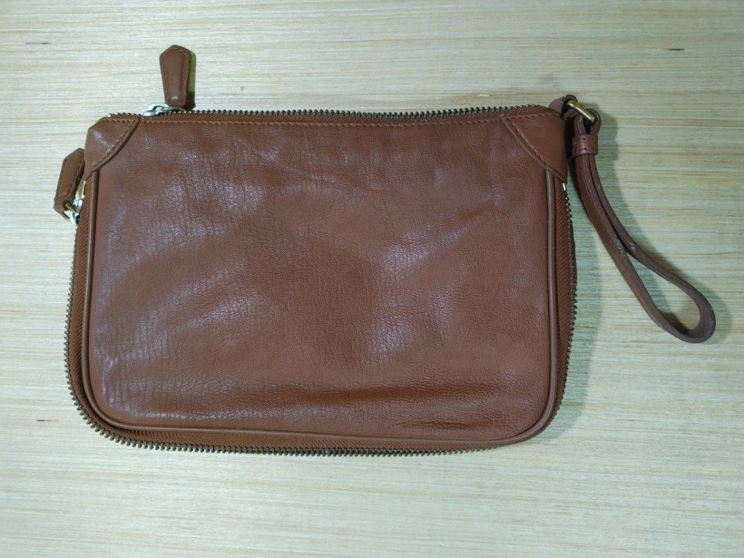 Marc Jacobs leather pouch (Category: Luxury Bags & Wallets) located in Valenzuela. Submitted by _myperfectstuff (Listing ID 1290846831, Image 3). Description: PM me for more details.