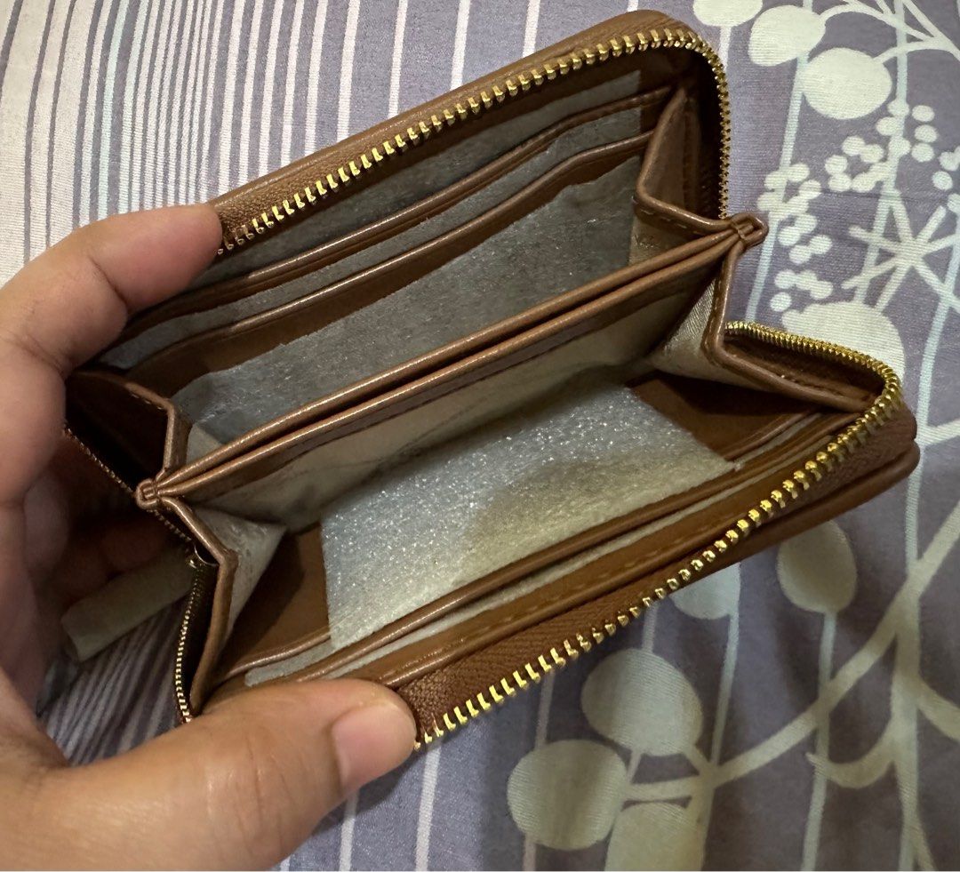 Michael Kors Card Wallet / Card Holder (RETAIL) (Category: Wallets & Card Holders) located in Bocaue. Submitted by anne0616 (Listing ID 1290798505, Image 3). Description: FOR SALE: 💕 Michael Kors Card Wallet / Card Holder (RETAIL) 💕 - 💯 Authentic (money back guaranteed if proven fake) - Straight from the US ☺️ - ON HAND and ready to ship - RETAIL ITEM (not from the outlet) - Open for meet up (with minimal handling fee) MY PRICE: Php 3,500 For 
