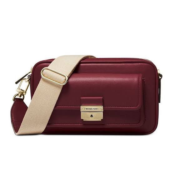 MK Bradshaw Medium Leather Camera Bag (Category: Cross-body Bags) located in Caloocan City. Submitted by rowee27 (Listing ID 1290848884, Image 1). Description: Brandnew and original Color: Brandy Size: 8.5”(W) x 5”(H) x 2.5”(D) Leather.